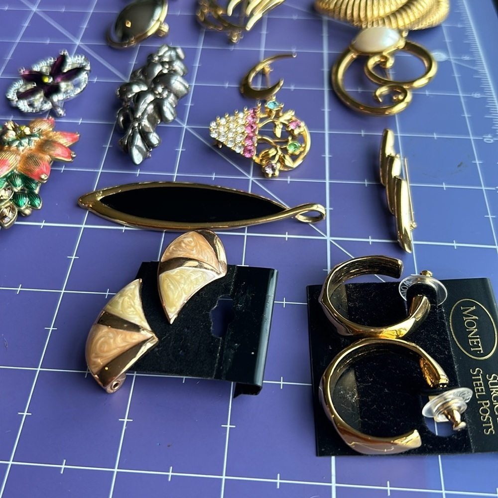 Monet collection of brooches & earrings new & old EUC  and travel pouch included - Picture 10 of 14
